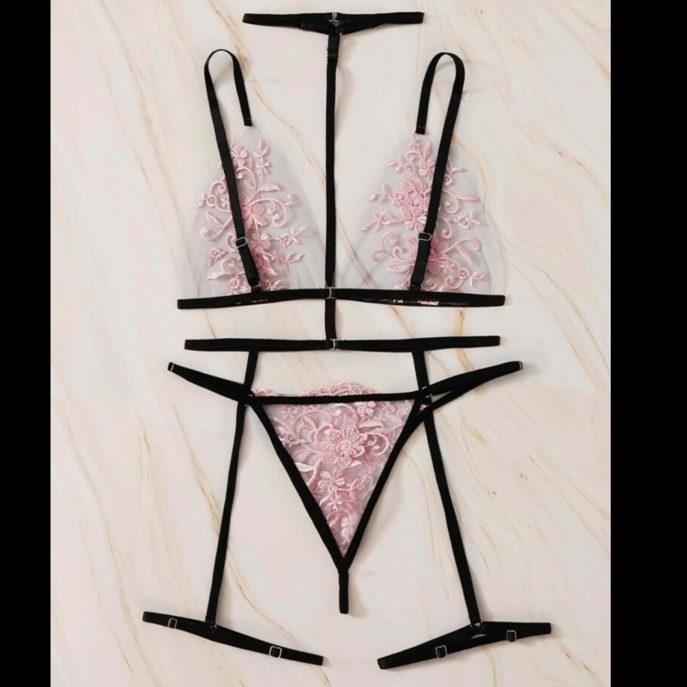 Pretty pink floral lingerie ✨